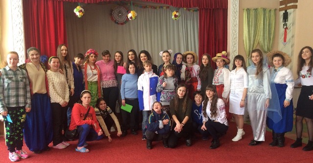 Артисти та щасливі глядачі